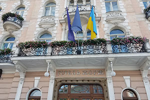 Hotel Zhorzh entrance